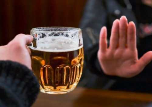 Hạn chế bia rượu để khắc phục yếu sinh lý nam