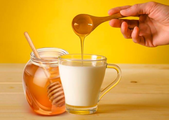 Mật ong chữa yếu sinh lý kết hợp với sữa nóng