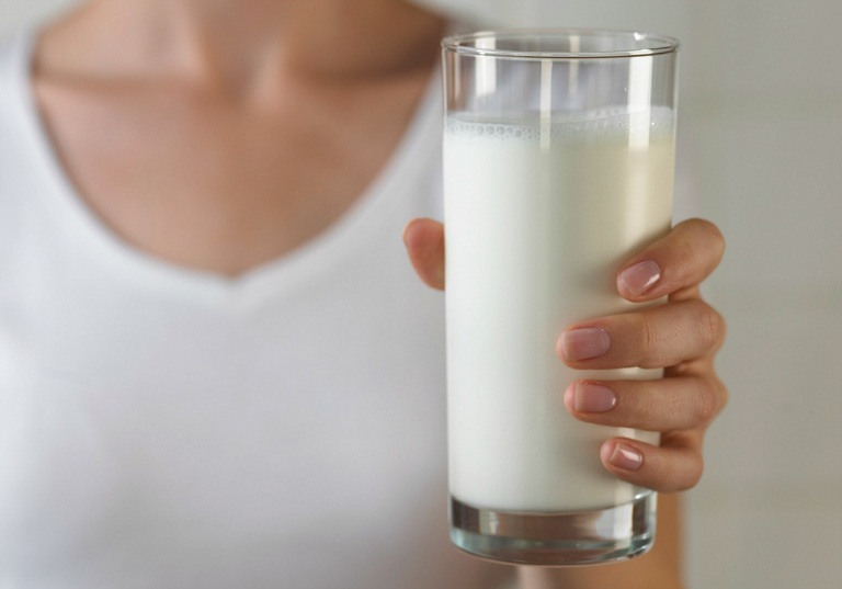 Bị gai cột sống nên uống sữa gì?