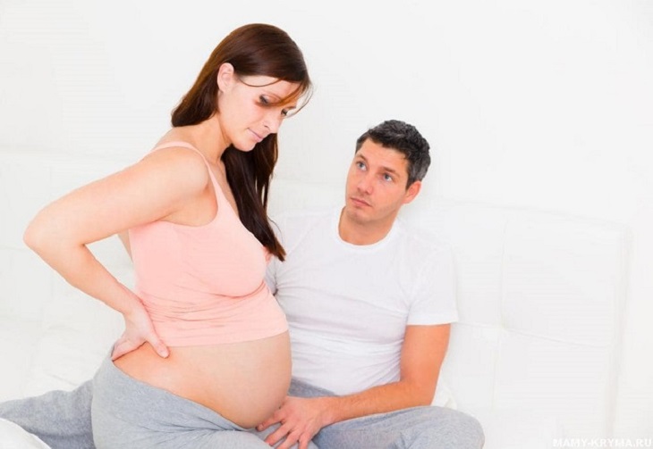 Đau khớp háng khi mang thai tháng cuối